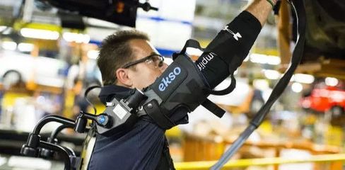 有了这款外骨骼穿戴设备，工人们工作起来「省心又省力」